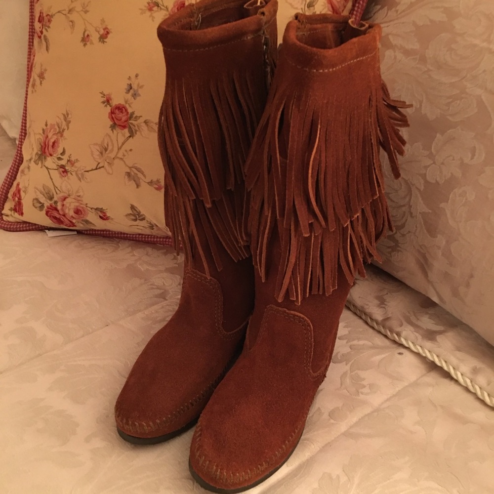 Minnetonka New!!!! 2-Layer Calf High Fringe Boot - image 4